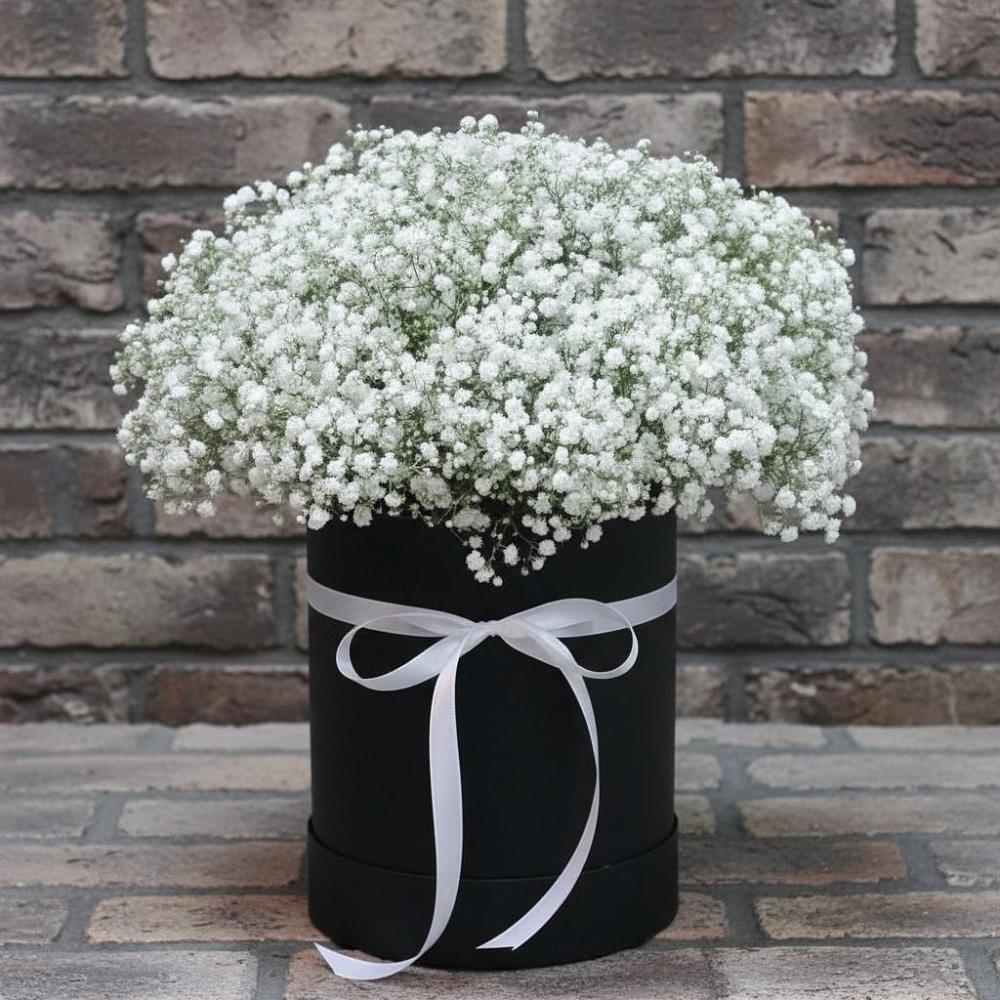 Цветочная композиция из Гипсофила в шляпной коробке в Раменском