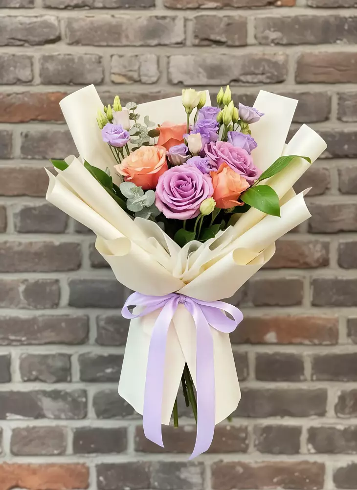 Букет цветов из: Лизиантусы и Розы в Раменском