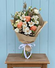 Букет цветов из:  Альстромерии, Лизиантусы, Розы и Хризантемы в Раменском