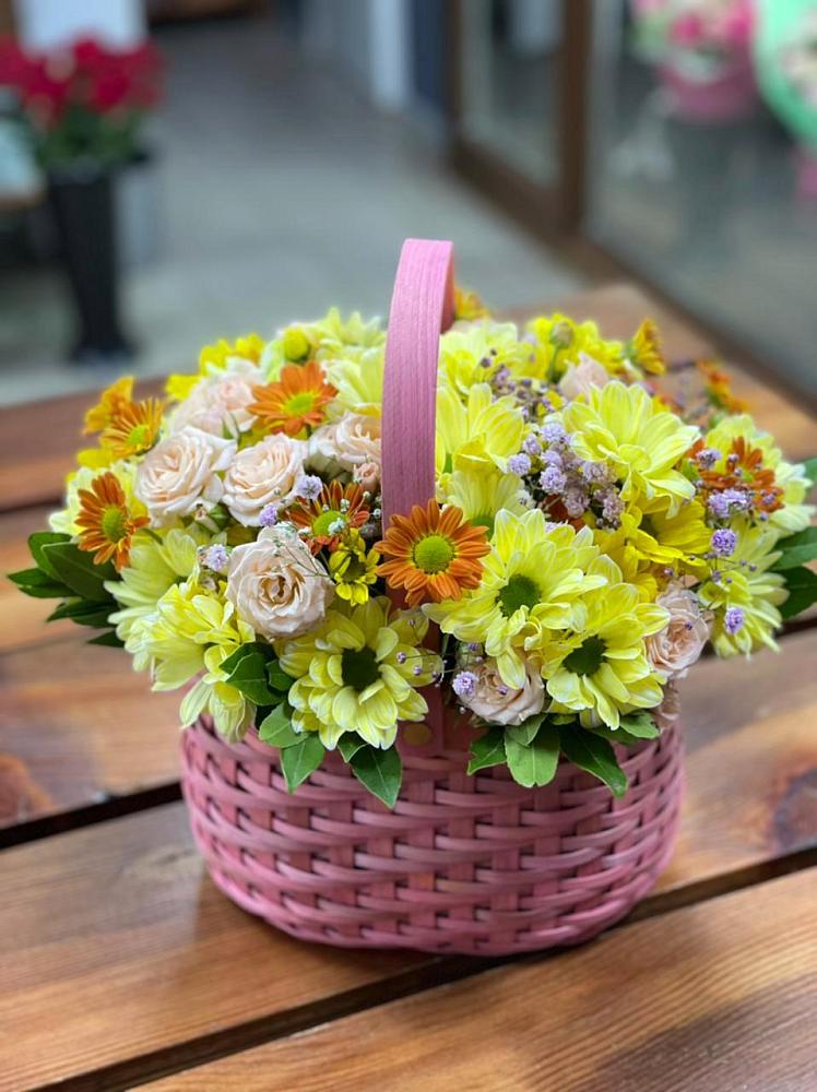 Цветочная композиция из Хризантемы и Розы в корзине в Раменском