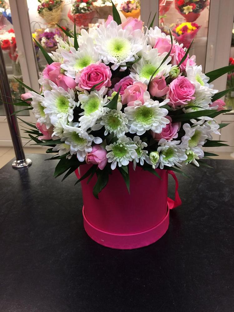 Цветочная композиция из Розы и Хризантемы в шляпной коробке в Раменском